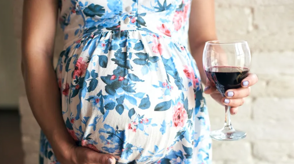 Ce riști dacă bei alcool în timpul sarcinii. 10 pericole din sarcină despre care e bine să știi